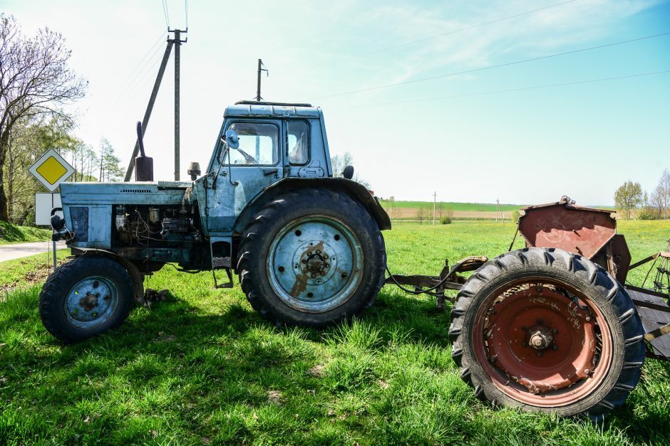 Girto traktorininko kelionė baigėsi pakelės griovyje