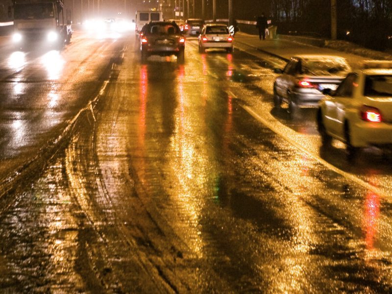 Naktį kelyje laukia išbandymai: eismą sunkins plikledis