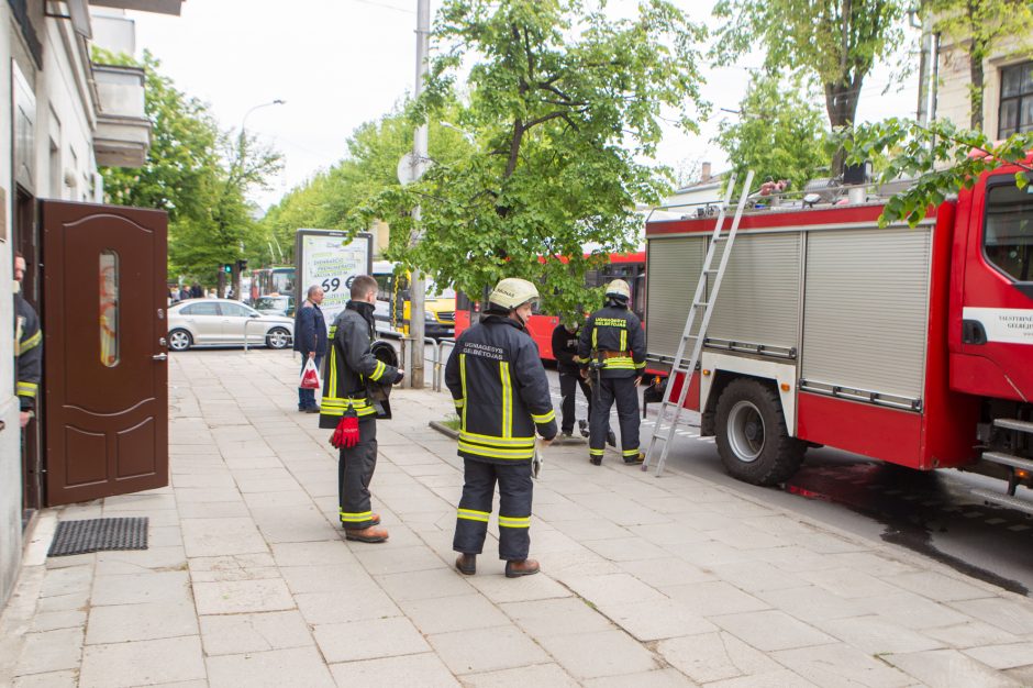 Į miesto centrą sulėkė ugniagesiai: buvo pranešta apie gaisrą grožio salone