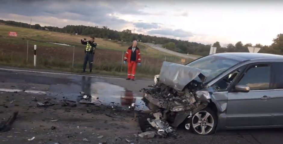 Prie Rumšiškių kelio nepasidalijo sunkvežimis ir „Ford“