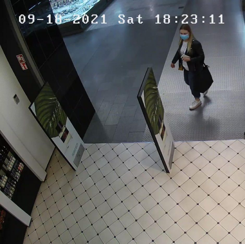 Po kvepalų vagystės „Akropolyje“ – į policijos akiratį: ieškoma ši moteris