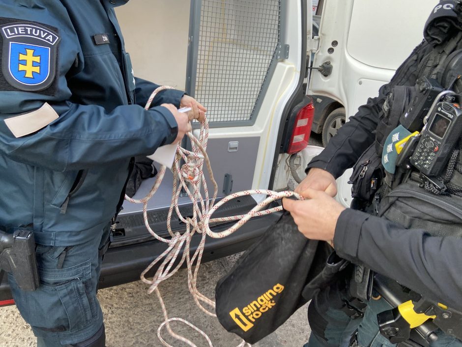 Skendusią merginą išgelbėję pareigūnai padėkų nesureikšmina: svarbiausia, kad spėjome