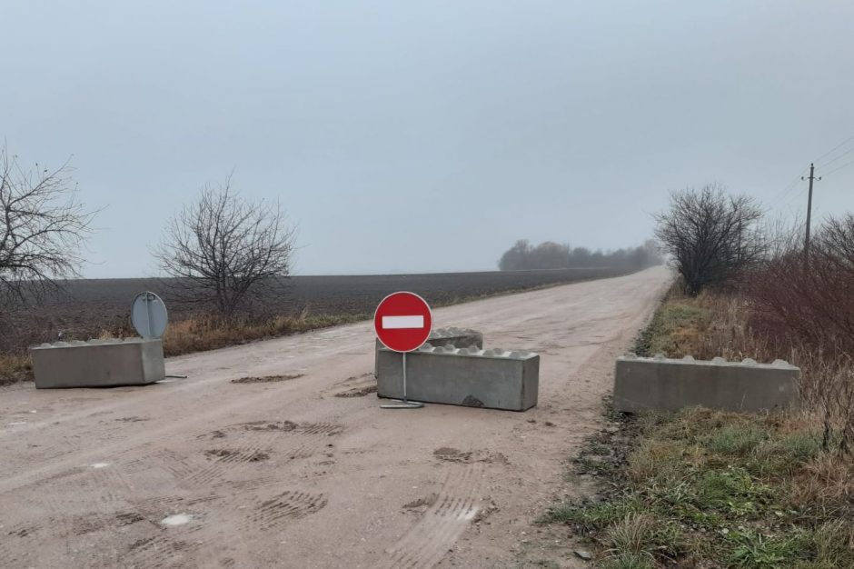 Įžūlu: kad galėtų pravažiuoti, vairuotojas Kaune išstumdė betoninius blokus