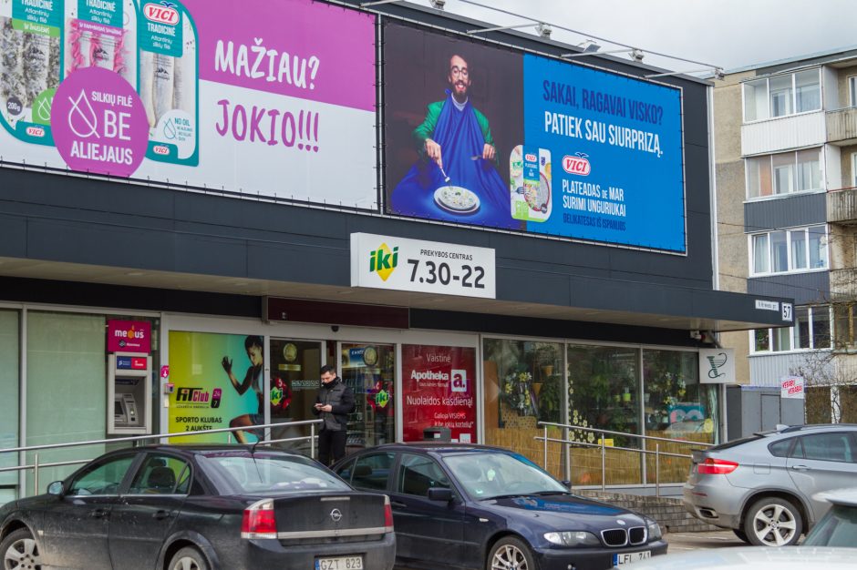 Prekybos centro kasininkė: darbe kasdien rizikuoju, vadovybė tik gražiai kalba