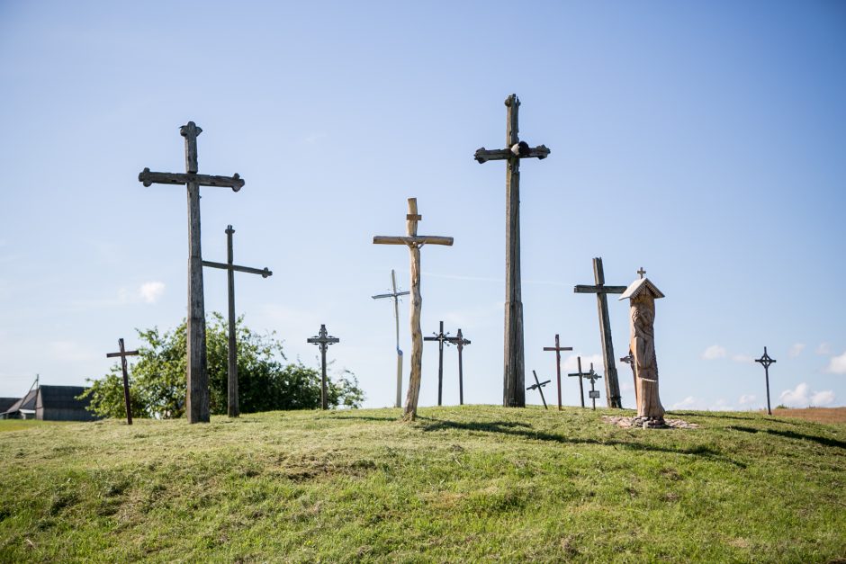 Nekrikštų kapinaitėse plečiasi kryžių kalnelis