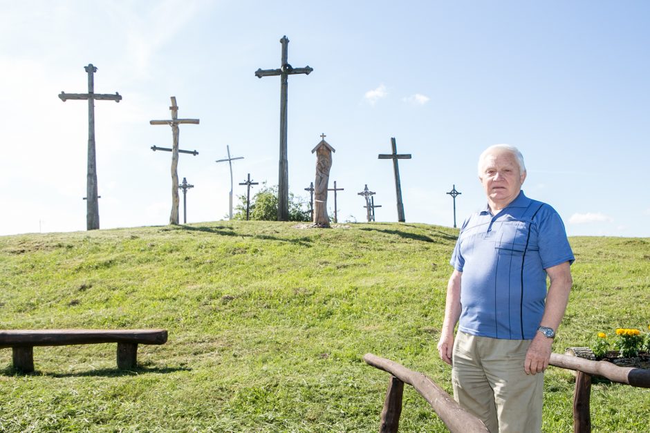 Nekrikštų kapinaitėse plečiasi kryžių kalnelis