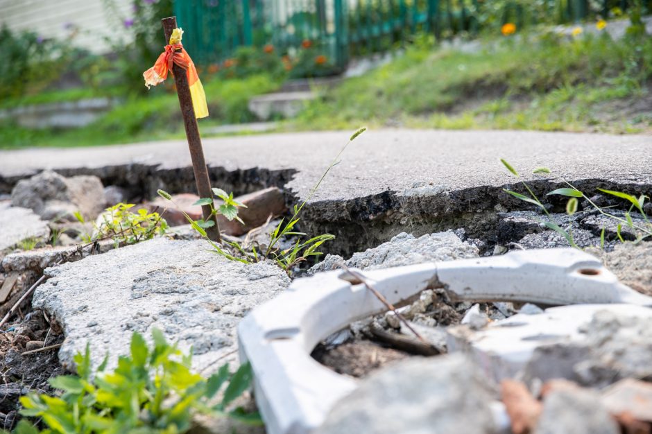 Gyventojai stveriasi už galvų: į namus – slenkančia gatve