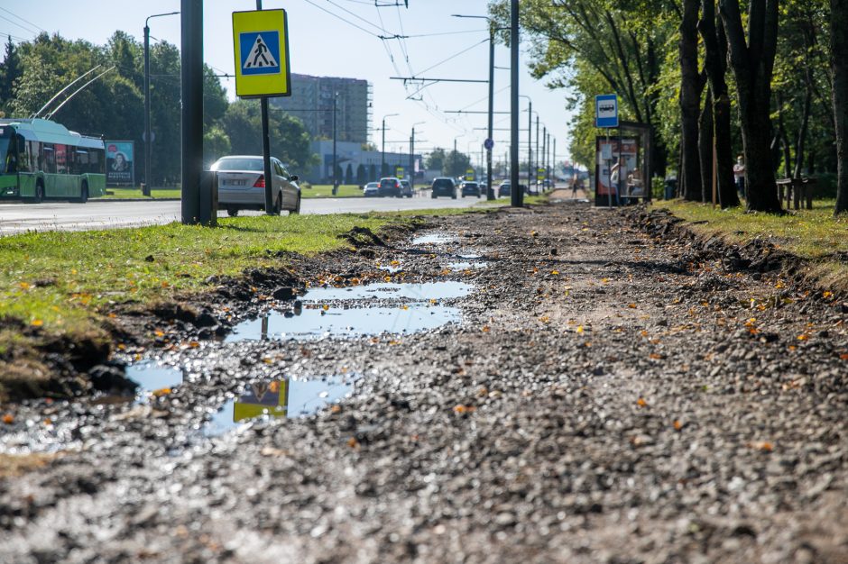 Nustebo: kodėl Pramonės prospekte išardė šaligatvį?