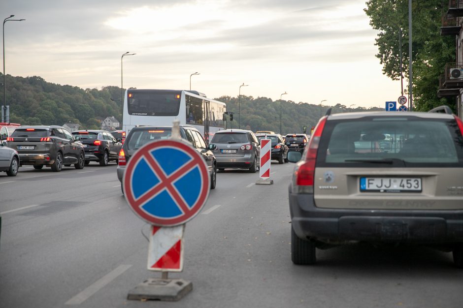 Kaune automobilių spūstys tapo neišvengiamos?