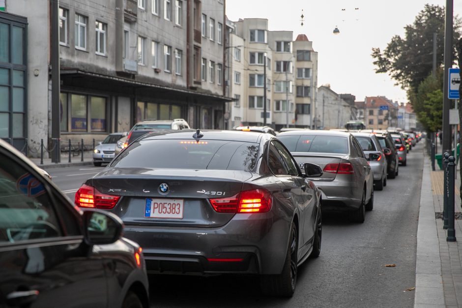 Kaune automobilių spūstys tapo neišvengiamos?