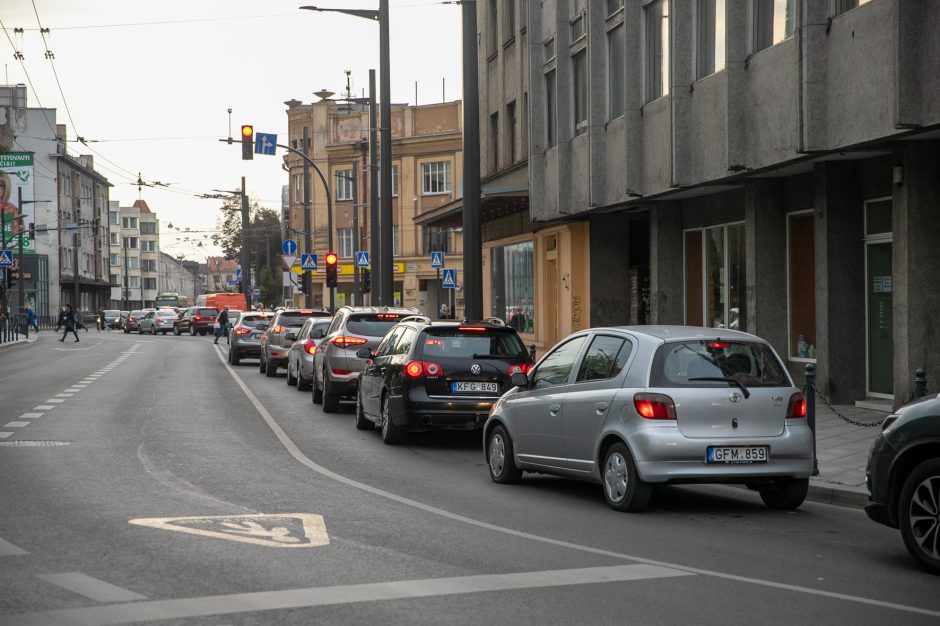 Kaune automobilių spūstys tapo neišvengiamos?