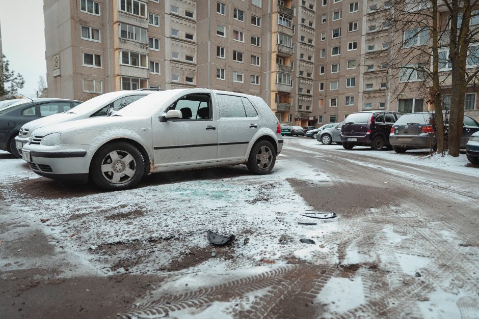 Sprogimas Šilainiuose: šįkart nusikaltėlių, galimai ginkluotų petardomis, taikiniu tapo „VW Golf“