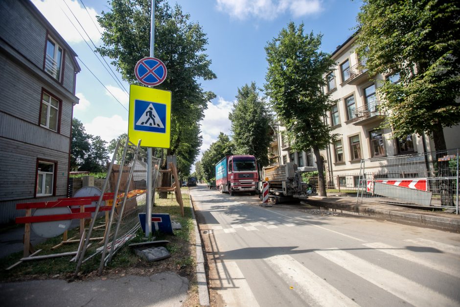 Gatvė tapo kantrybės išbandymu: du mėnesius stovi technika, bet darbai nevyksta