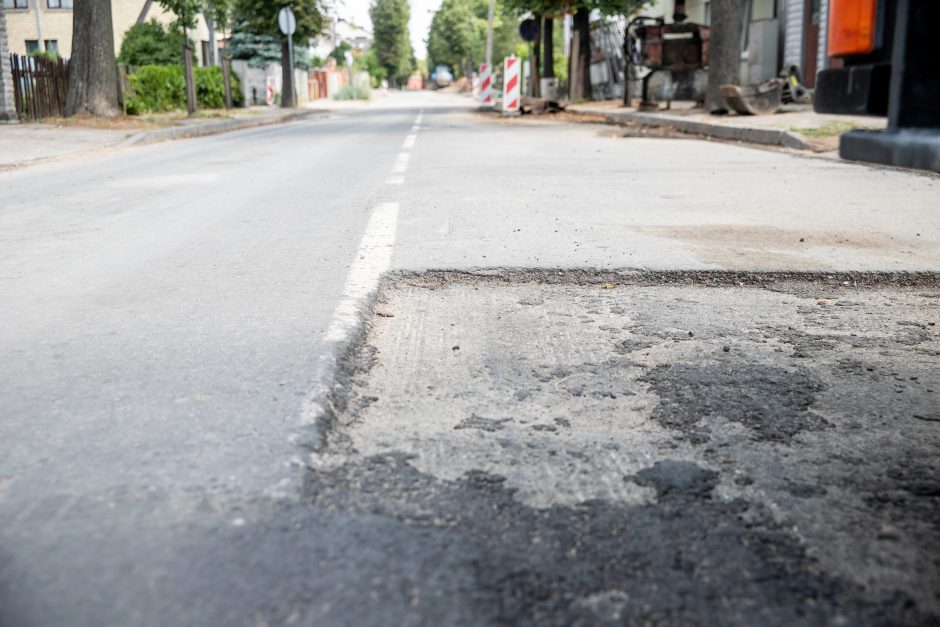 Gatvė tapo kantrybės išbandymu: du mėnesius stovi technika, bet darbai nevyksta