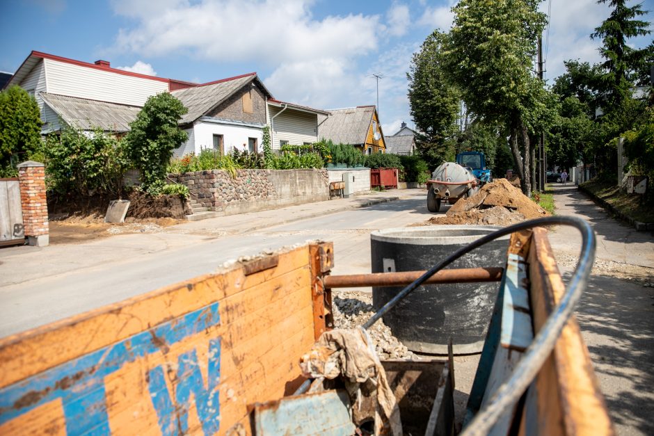 Gatvė tapo kantrybės išbandymu: du mėnesius stovi technika, bet darbai nevyksta