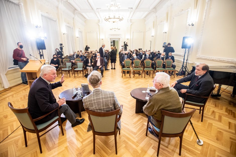 Narpliojo V. Adamkaus fenomeną: gerbėjai išgirdo netikėtų istorijų