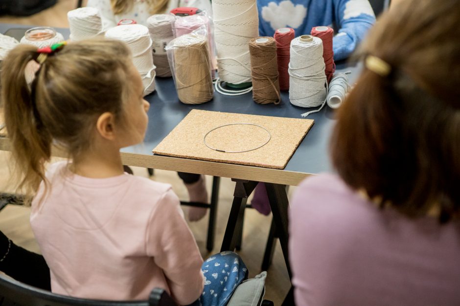 Į dirbtuves miestiečius atviliojo noras sukurti mažą Kalėdų stebuklą: iš mazgų pynė angelus