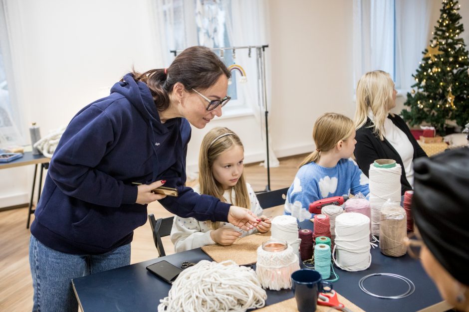 Į dirbtuves miestiečius atviliojo noras sukurti mažą Kalėdų stebuklą: iš mazgų pynė angelus