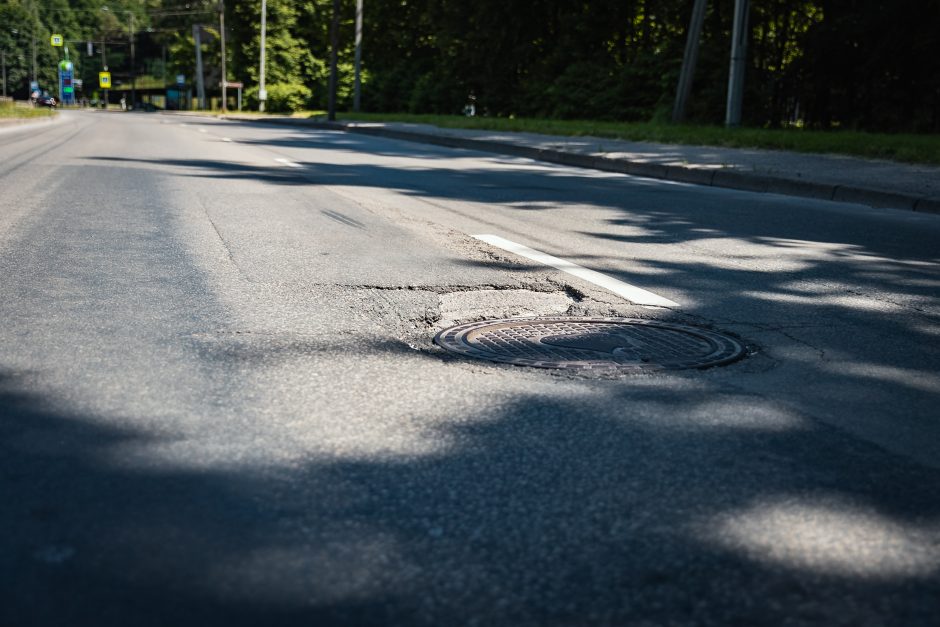 Mieste – slalomas tarp šulinių: dėl darbo broko kenčia vairuotojai