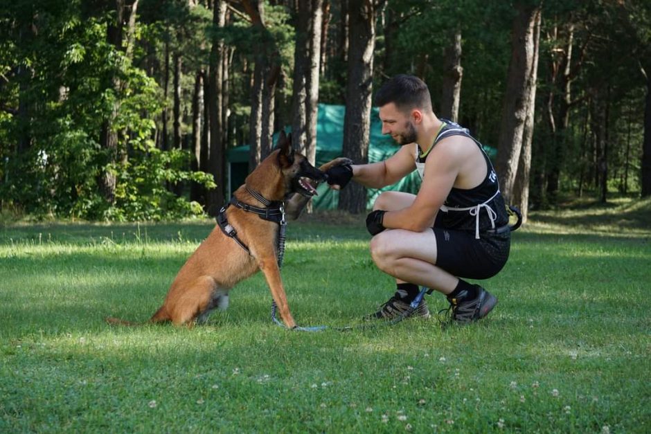 Tarnybos draugą užsiaugino: sudėtingesnes situacijas aiškinamės vyriškai