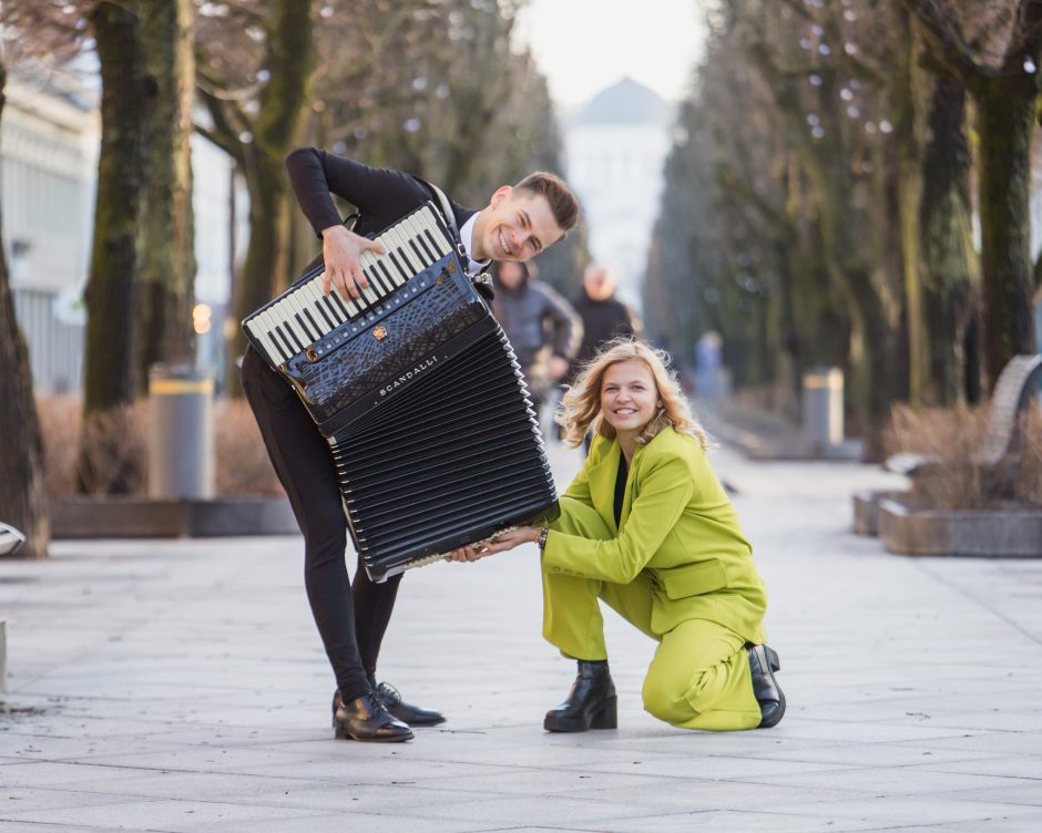 Pora gyvenime ir muzikoje: Vytenis klausytojų širdis tirpdo akordeono skambesiu, Austėja – balsu