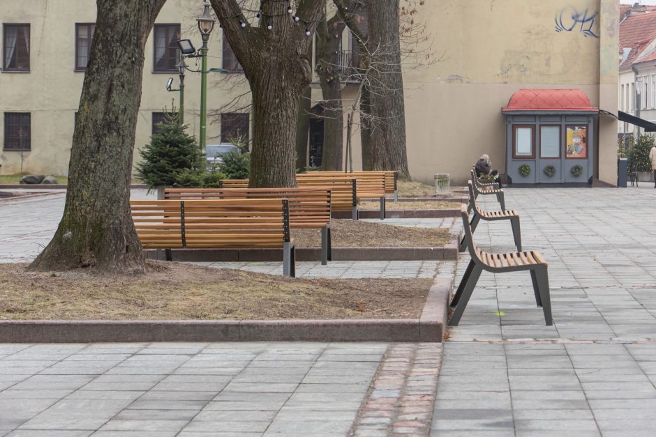 Vilniaus gatvėje – naujovės: atsirado suoliukai ir šiukšliadėžės