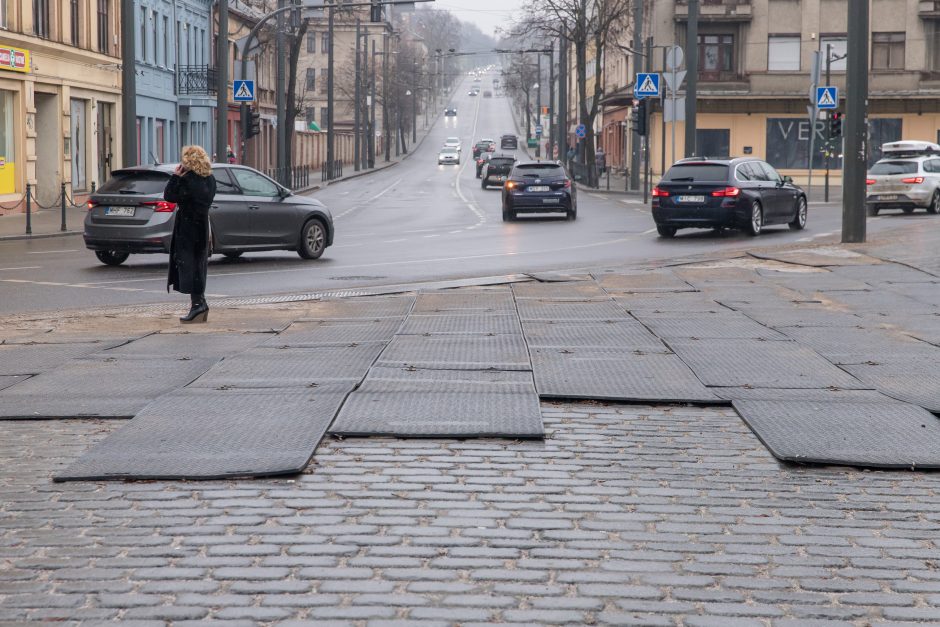 Vilniaus gatvėje – naujovės: atsirado suoliukai ir šiukšliadėžės