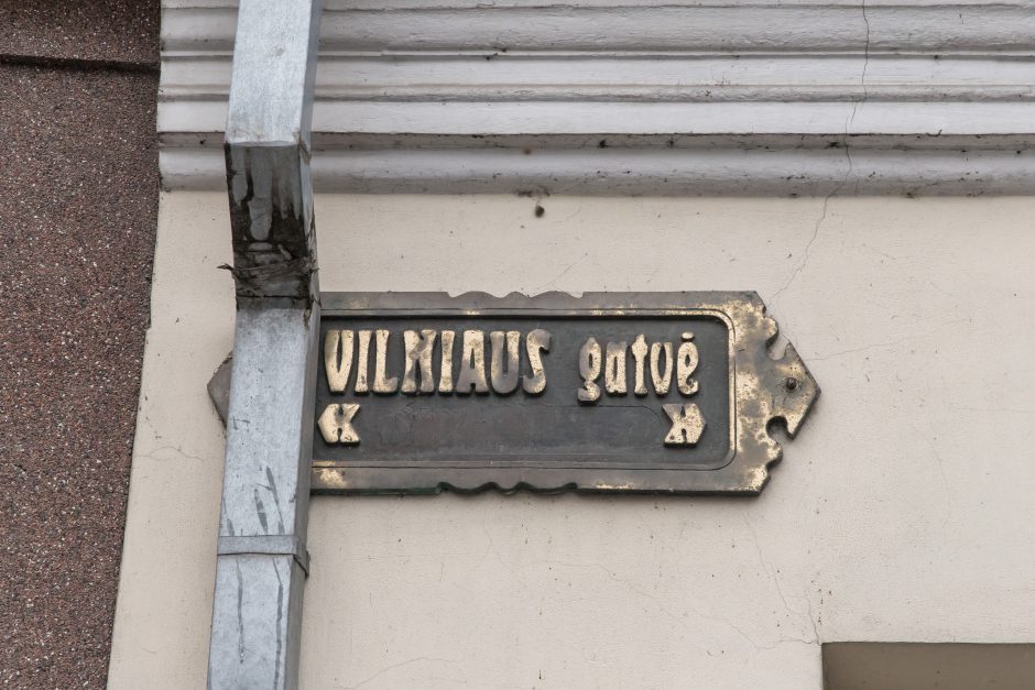 Vilniaus gatvėje – naujovės: atsirado suoliukai ir šiukšliadėžės