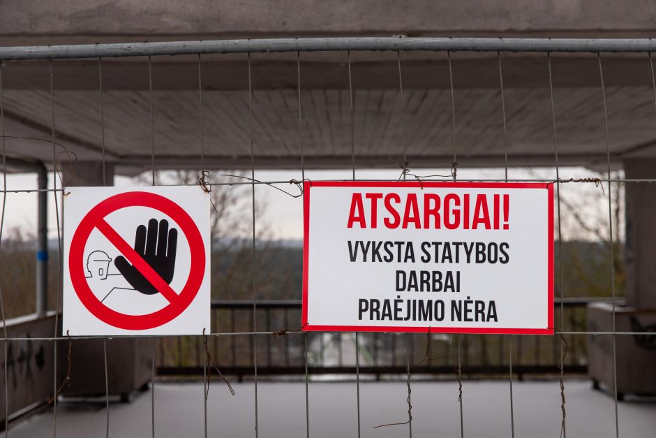 Į saugumą nusispjaut: Trijų mergelių tiltas uždarytas, bet žmonės vis tiek juo vaikšto