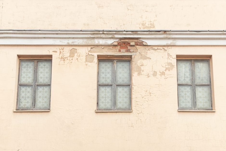 Senamiestyje ant galvų krenta apleisto pastato dalys: labiausiai neramu dėl vaikų