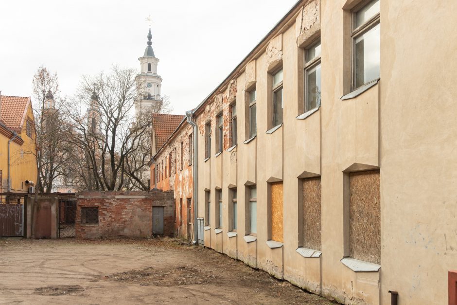 Senamiestyje ant galvų krenta apleisto pastato dalys: labiausiai neramu dėl vaikų