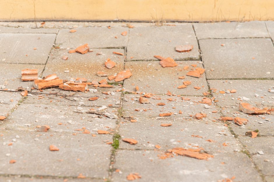 Senamiestyje ant galvų krenta apleisto pastato dalys: labiausiai neramu dėl vaikų