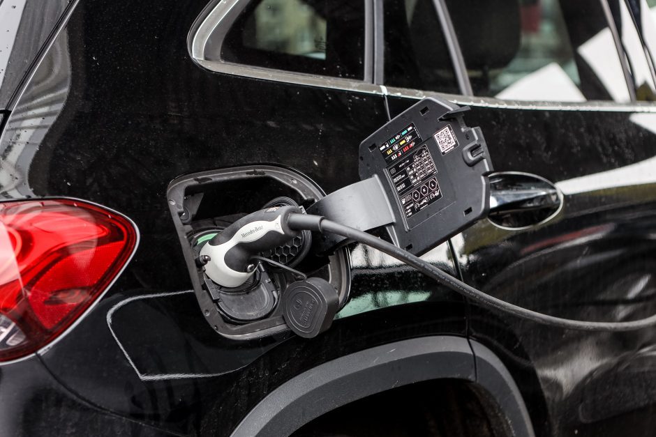 Keliais besinaudojantys vairuotojai susiskaldė: elektromobilis kaip šventa karvė