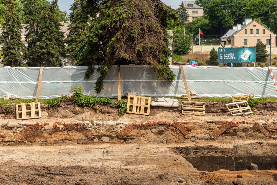 Gimnazijos kieme šeimininkauja archeologai