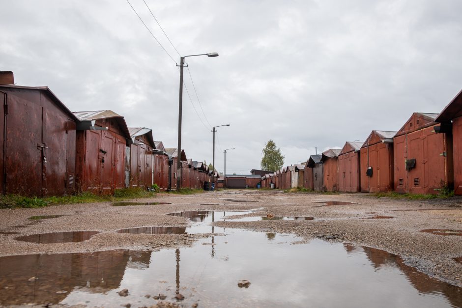 Konfliktas: ant svetimo sklypo – garažų masyvas