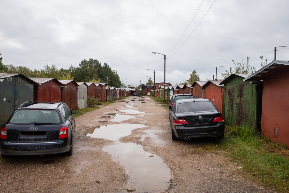 Konfliktas: ant svetimo sklypo – garažų masyvas