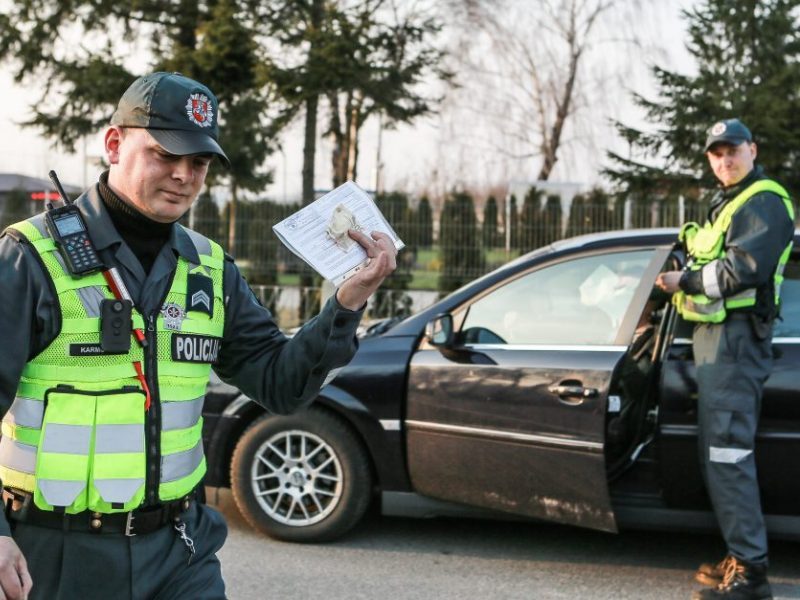 Lietuvoje per ilgai užsibuvęs užsienietis pareigūnui bruko 100 eurų kyšį