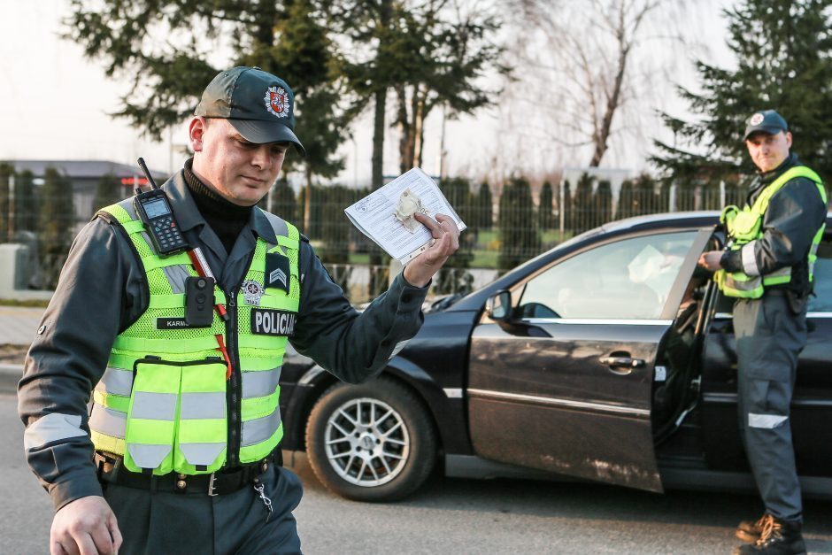 Girtas vairuotojas – pareigūnams: imkite 3 tūkst. eurų arba mano automobilį 