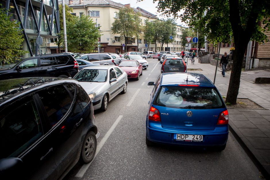 Automobilių spūstys vis labiau dusina Kauną