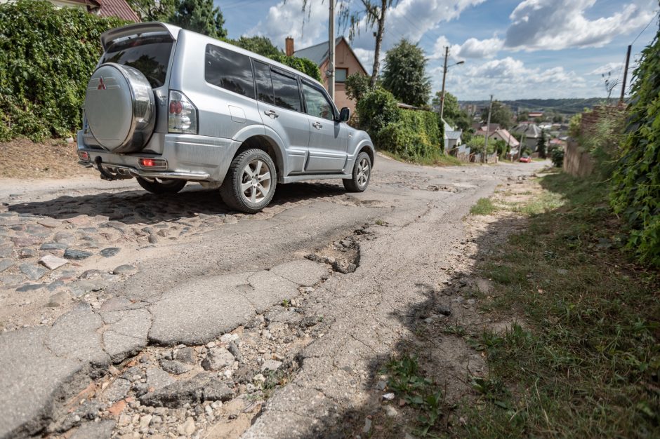 Trūko kantrybė: šioje gatvėje vos pravažiuoja ir specialiųjų tarnybų automobiliai