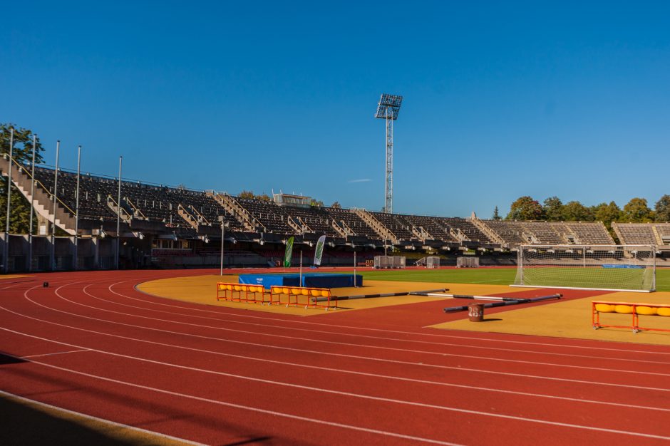 Kauno stadione jau šeimininkauja statybininkai