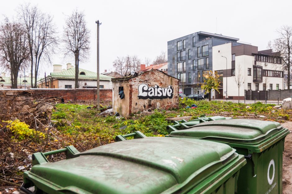 Nuo buvusio kino teatro nužengė žodis „Laisvė“