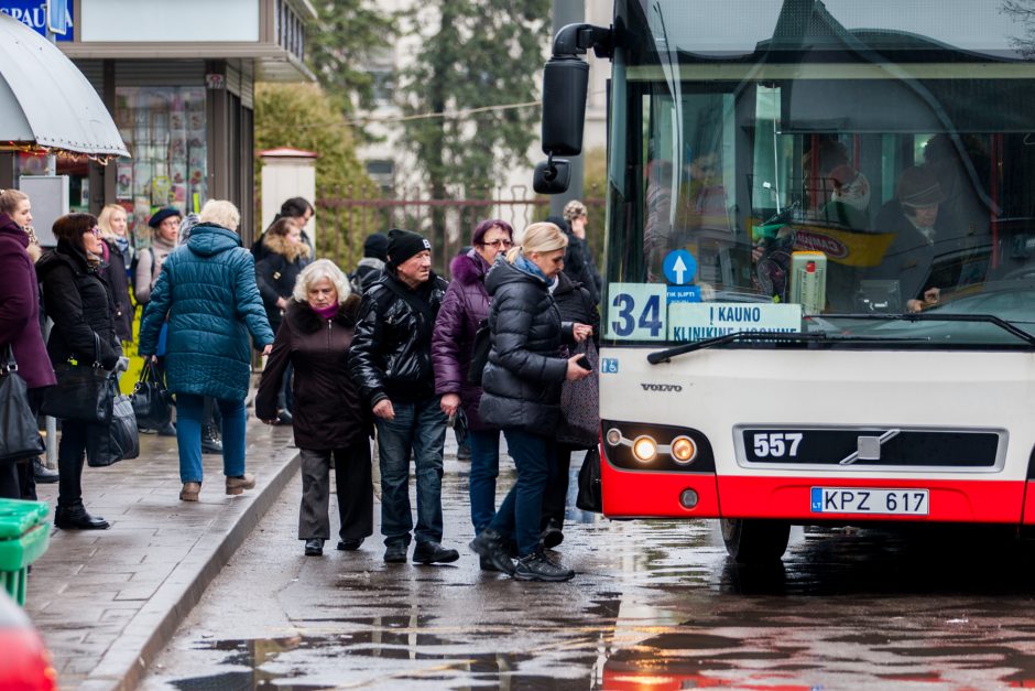 Iš troleibuso išlaipinta kaunietė: eismo organizavimas prie Klinikų – baisus