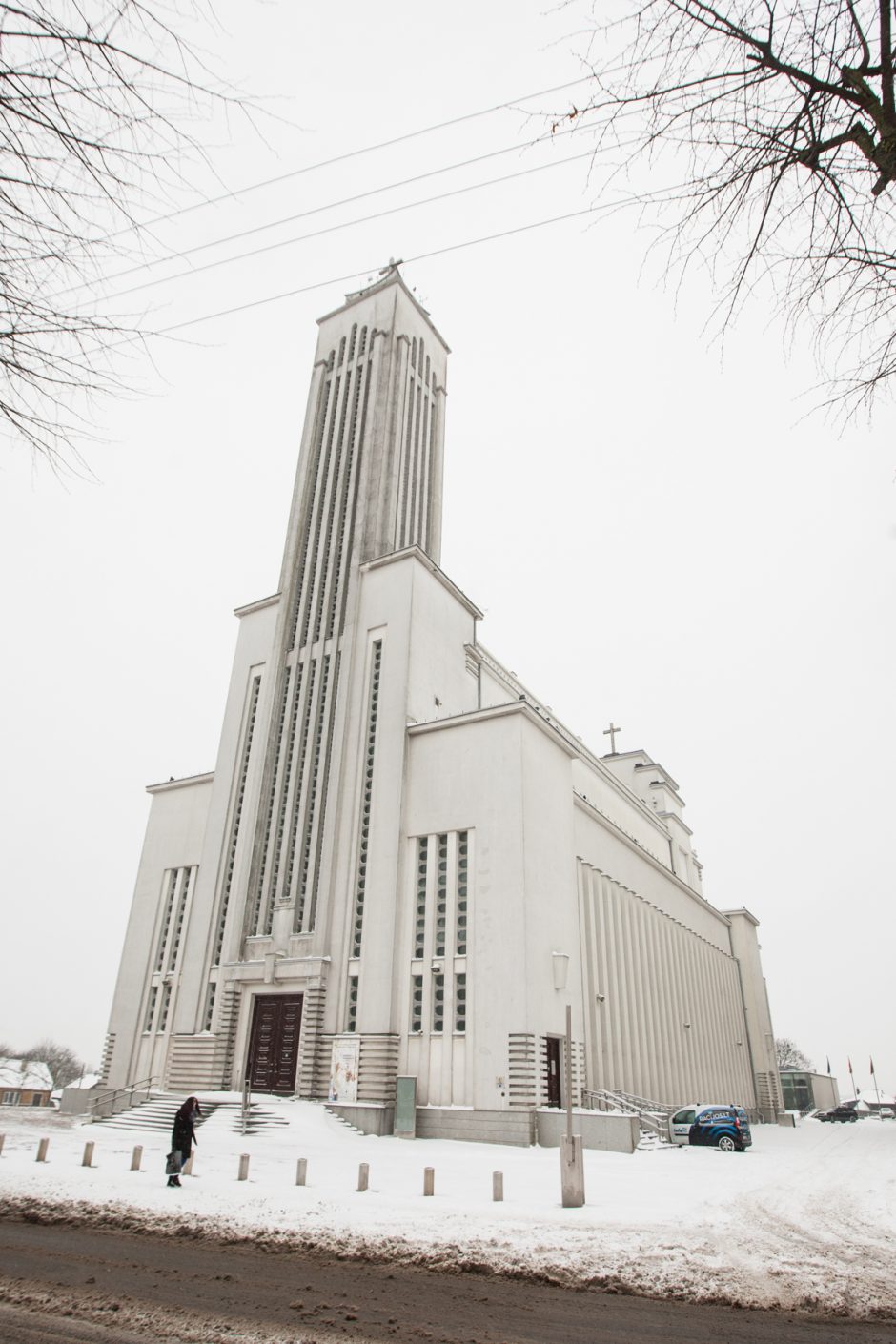 Prieš šventes Kristaus Prisikėlimo bažnyčia pasipuošė pirmaisiais vitražais