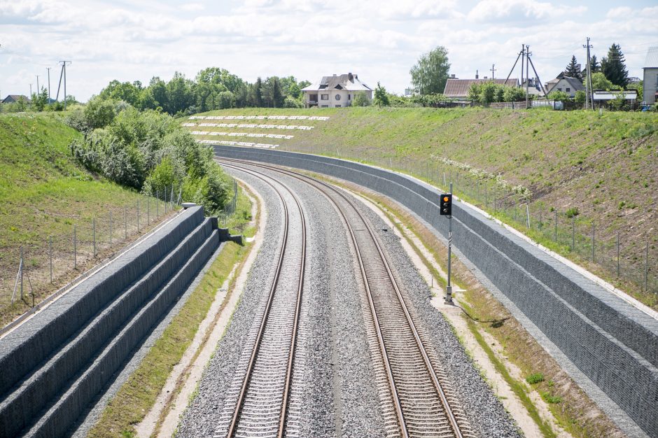 Rokų gyventojai pikti: tiesdami „Rail Baltica“ vėžę darbininkai paliko netvarką