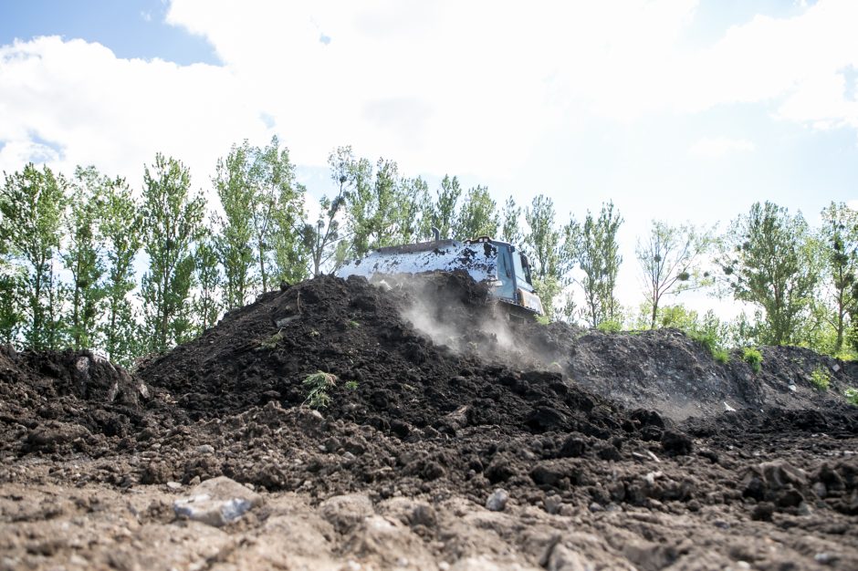 Rokų gyventojai pikti: tiesdami „Rail Baltica“ vėžę darbininkai paliko netvarką