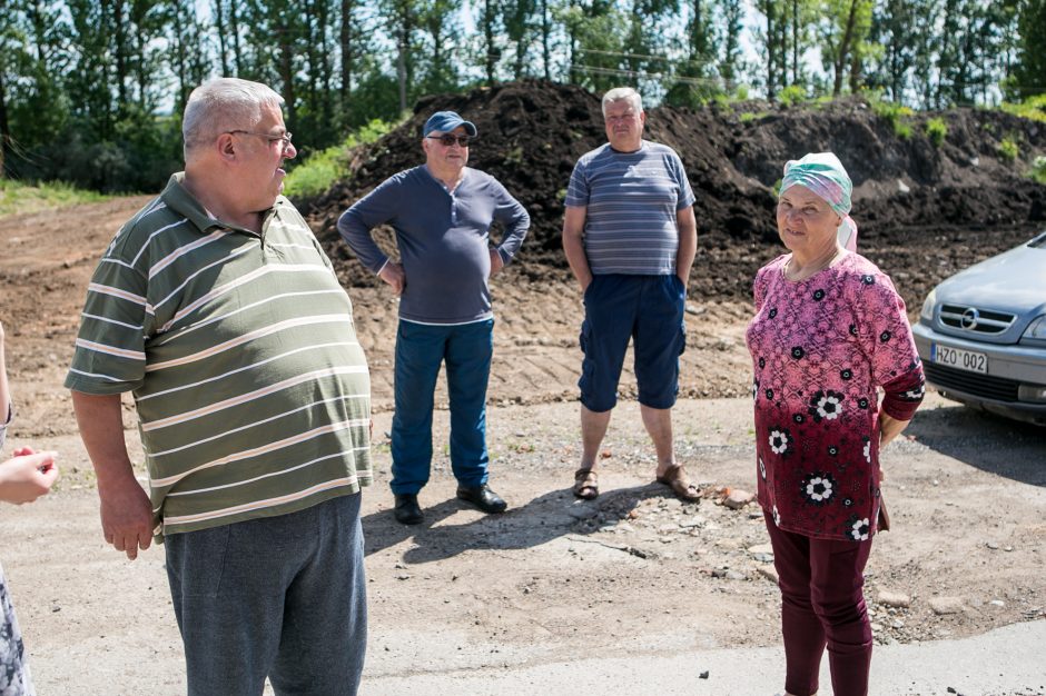 Rokų gyventojai pikti: tiesdami „Rail Baltica“ vėžę darbininkai paliko netvarką