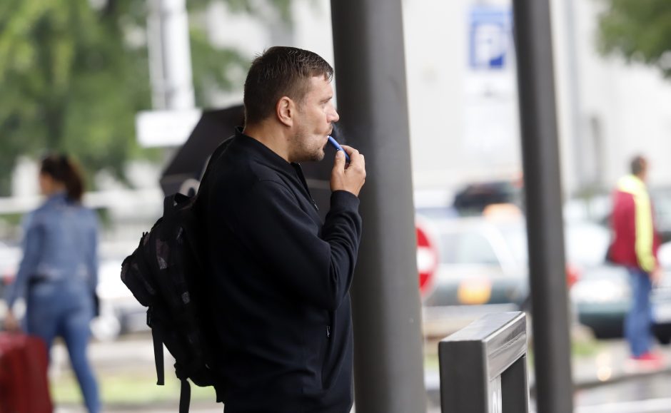 Širsta ant rūkalių Kauno autobusų stotyje: ar čia jokios taisyklės negalioja?