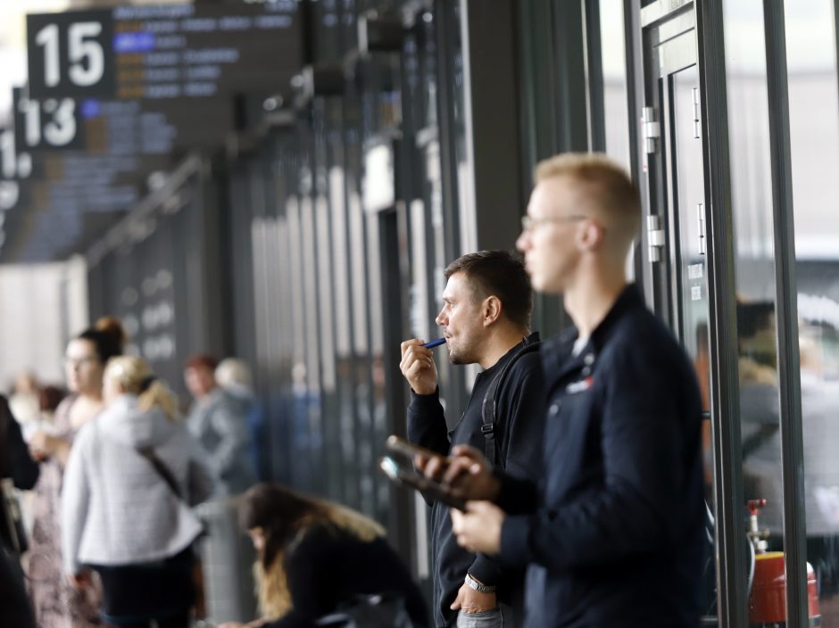 Širsta ant rūkalių Kauno autobusų stotyje: ar čia jokios taisyklės negalioja?