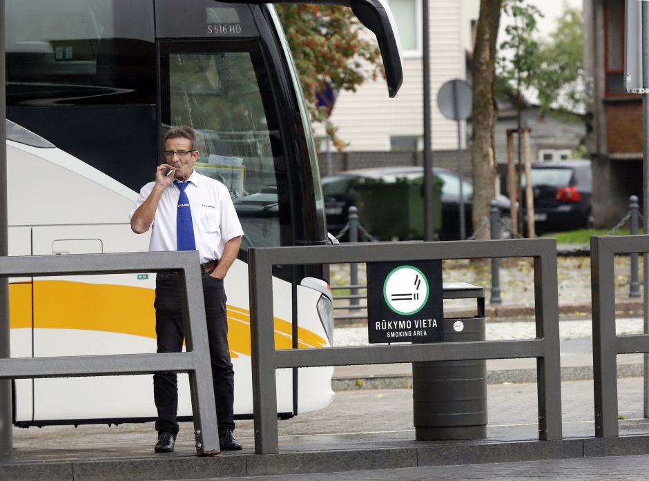 Širsta ant rūkalių Kauno autobusų stotyje: ar čia jokios taisyklės negalioja?